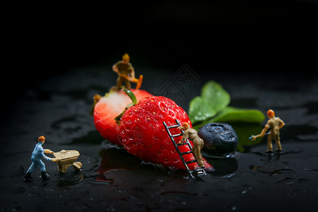 可爱草莓小人草莓水果摆拍小人微距背景