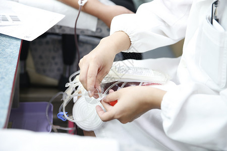 献血过程抽血的医护人员人屋高清图片