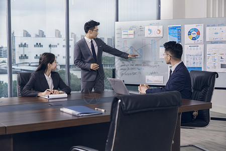 商务男士开会商务人士会议讨论背景