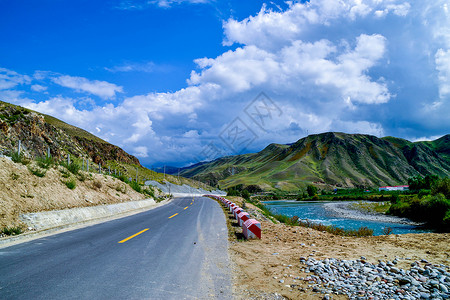 新疆伊犁夏日绝美风景公路背景图片