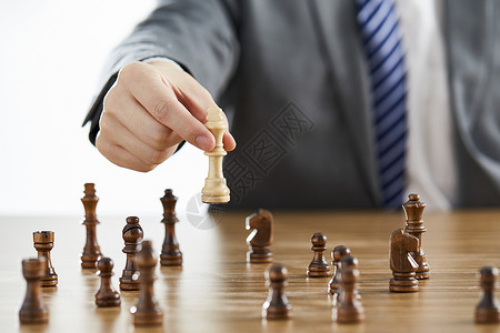 商务男士手拿国际象棋高清图片