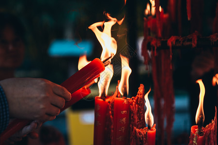苏州西园寺清明节烧香祈福背景图片
