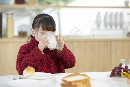 小女孩早餐喝牛奶高清图片