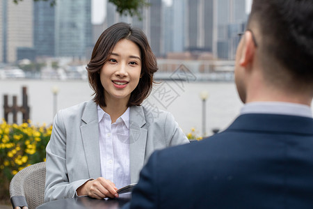 工作伙伴洽谈商务人士在户外工作沟通背景