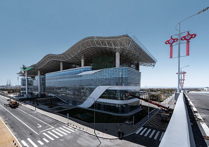 宽敞明亮的青岛高铁站背景图片