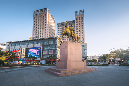 扁平城镇马路盐城市市中心地标新四军雕像背景