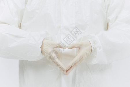 穿防护服爱心手势的医护人员高清图片