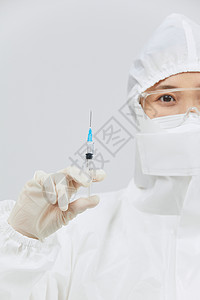 穿防护服手持医用针筒的医护人员背景图片