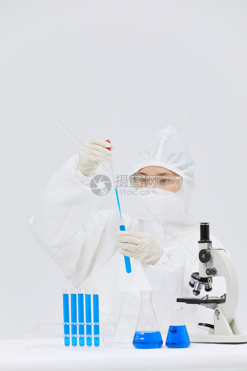 穿防护服研究疫苗的科研人员图片
