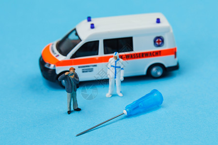 救护车与医生疫情下一线医生记者记录针头背景