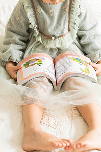 古诗诵读世界读书日小女孩读书背景