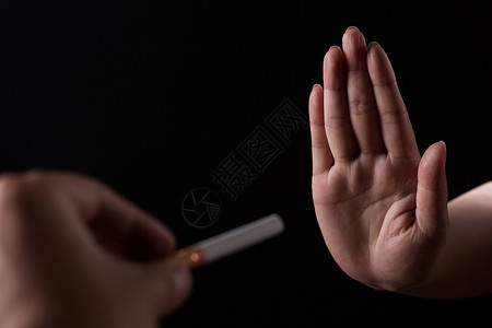 高血压的危害戒烟拒绝香烟的手背景