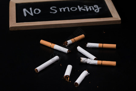 戒烟污染世界无烟日主题断裂的香烟背景