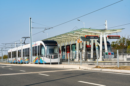 运行的车停靠在站台的有轨电车背景
