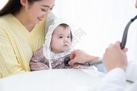 宝宝体检妈妈带着孩子看医生就诊背景