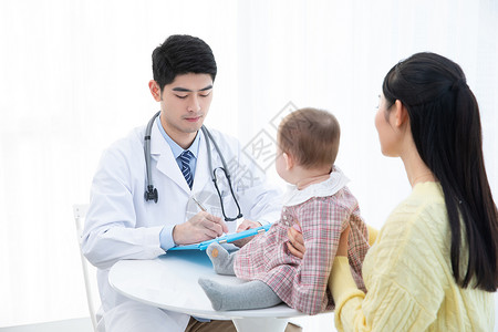 妈妈带着婴儿给医生体检图片