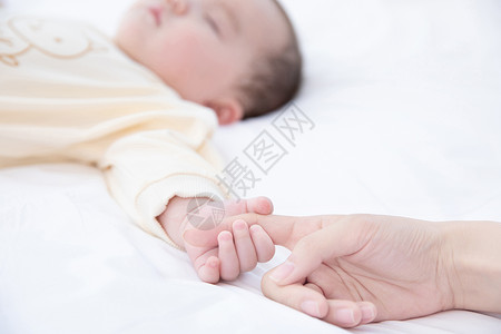 婴儿睡觉抓着妈妈的手图片