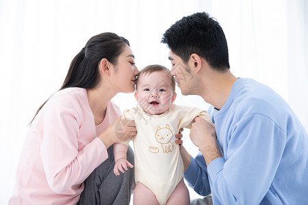 爸爸妈妈一起亲吻婴儿图片