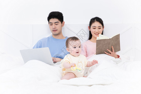 爸爸看电脑妈妈看书婴儿自己玩闹图片