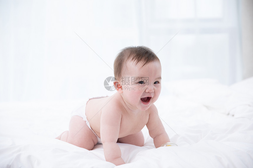 婴儿在床上爬行图片