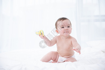 婴儿拿着牙胶玩具啃玩耍图片