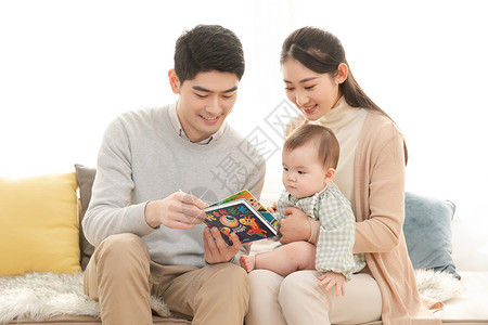 爸爸妈妈给婴儿看书讲故事图片