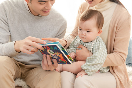 爸爸妈妈给婴儿看书讲故事背景图片