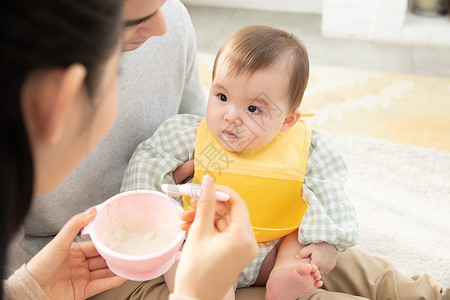 爸爸妈妈给婴儿喂食图片