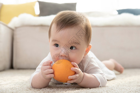 婴儿拿着橙子玩耍图片