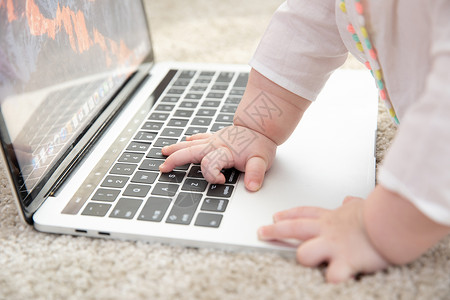 婴儿触摸笔记本电脑背景图片
