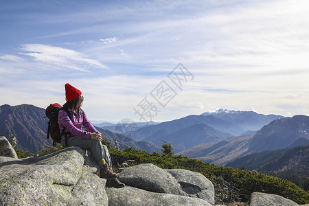 坐在山顶看远方风景的女人背景