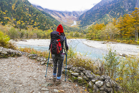 在日本阿尔卑斯山越野徒步旅行的女人高清图片