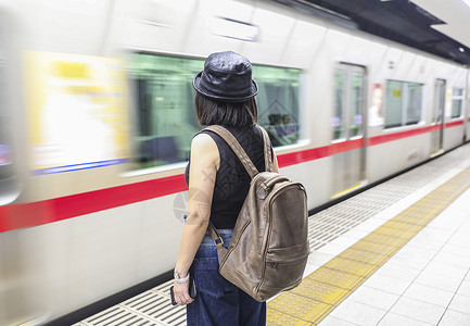 站在东京地铁车站的女人背影背景图片