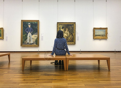 在东京建立小组在美术馆欣赏美术作品的女人背影背景