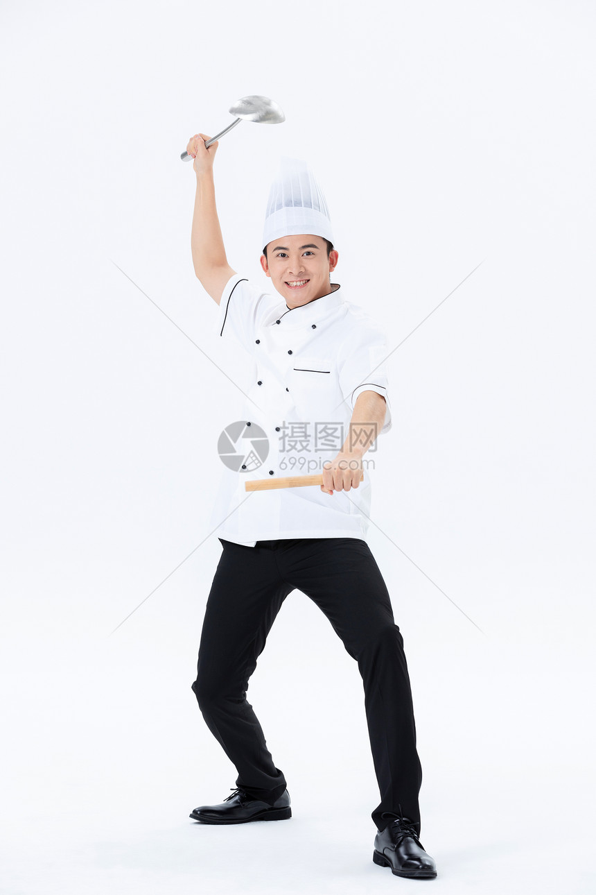 手握擀面杖和大勺的厨师图片