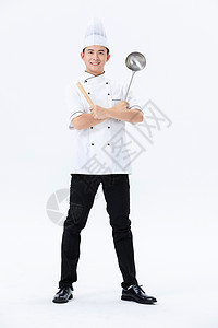 大汤勺手握擀面杖和大勺的厨师背景