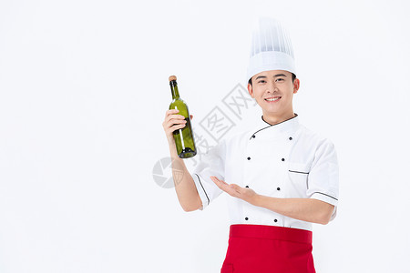 手拿红酒瓶的厨师图片