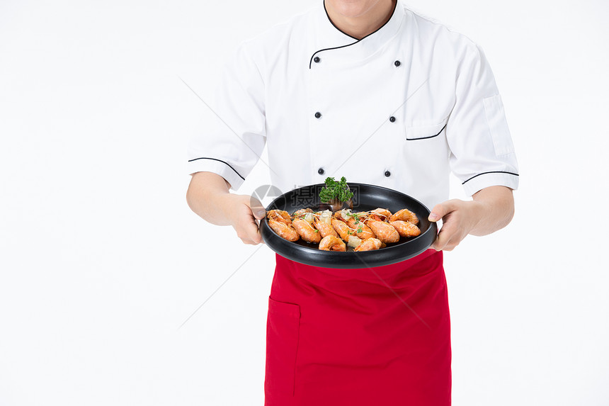 厨师手捧基围虾菜品特写图片