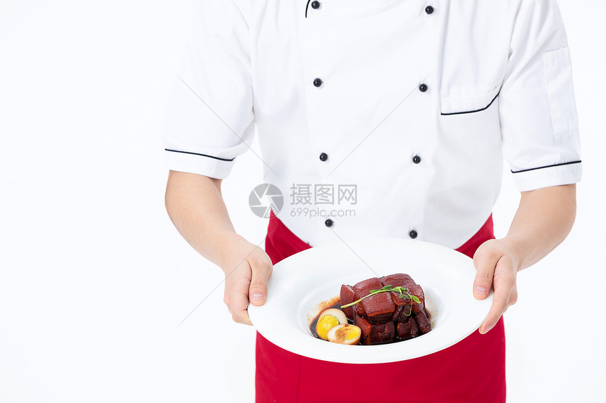 厨师手捧红烧肉菜品特写图片