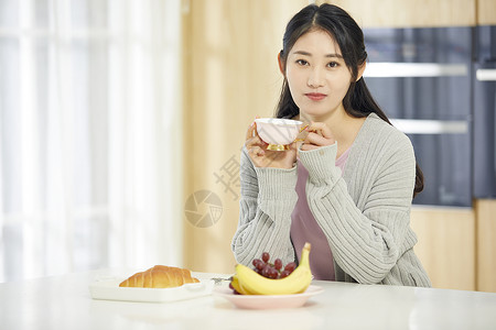 年轻女性吃早餐图片