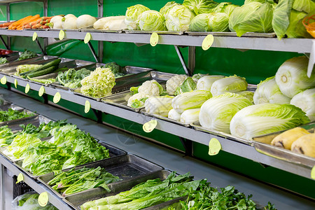 买卖市场超市里货架上琳琅满目的蔬菜背景