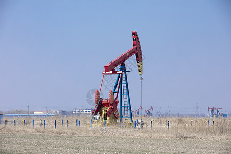 油价上涨渤海湾油井的抽油机背景