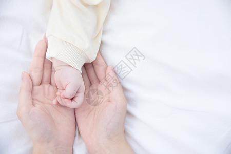 刚出生婴儿妈妈手捧宝宝小手背景