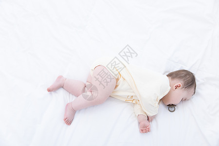 可爱奶嘴婴儿含奶嘴睡觉背景