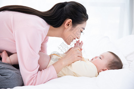 中国母婴素材妈妈和婴儿玩闹背景