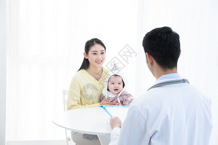 母婴体检医生给婴儿体检背景