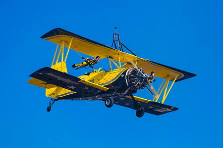 特技飞行的极限运动飞机空中表演摄影背景