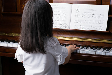 弹钢琴的小女孩认真弹钢琴的女孩背景