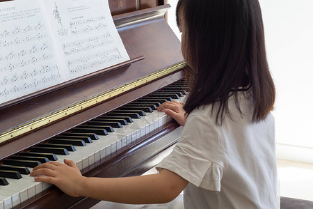 孔子学琴小女孩弹钢琴背景