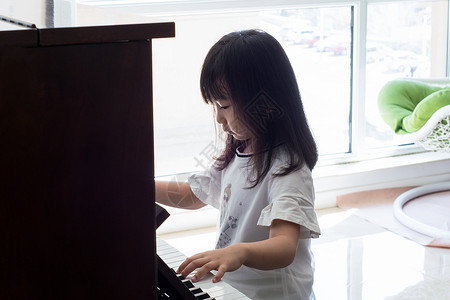 小女孩弹钢琴背景图片